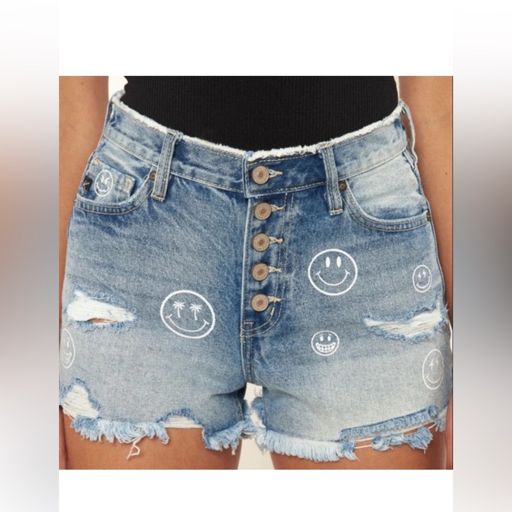 50%offw❤️ KanCan Med Wash HighRise Distressed Denim Shorts Smiley Face 13